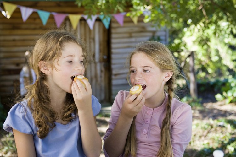 Los niños de once años disfrutan de las fiestas de cumpleaños al aire libre.