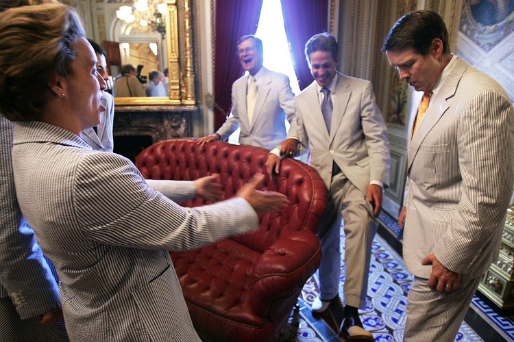 Los miembros del Senado de los Estados Unidos celebran el jueves de traje de lino.
