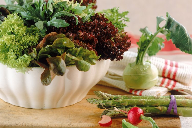 Una ensalada puede incorporar hojas de muchas plantas.