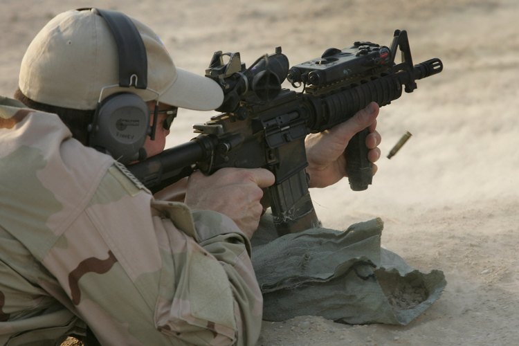 Un Navy Seal de los EE. UU. dispara un rifle M4.