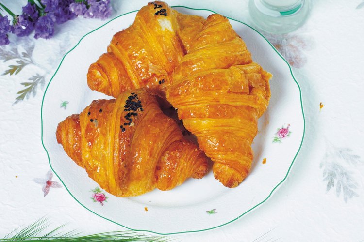 Las medialunas mantecosas y escamosas son pastelerías populares y versátiles.