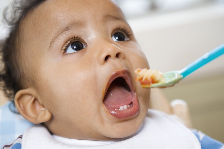Bebé que come fideos.