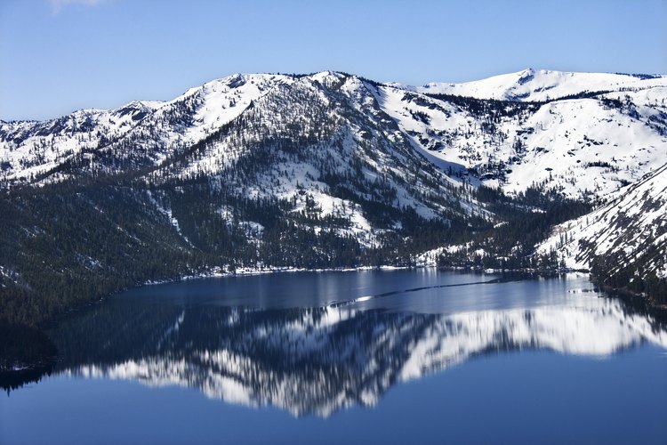 En Tahoe puedes pescar trucha de lago (mackinaw) frente a un pintoresco telón de fondo.
