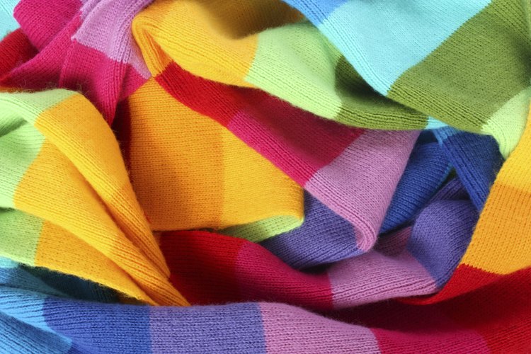 Una bufanda de lana multicolor.