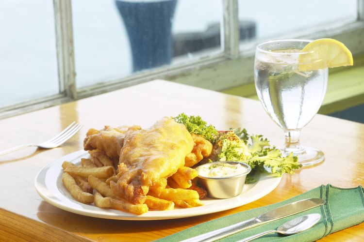 Un plato favorito es el pescado con patatas fritas.