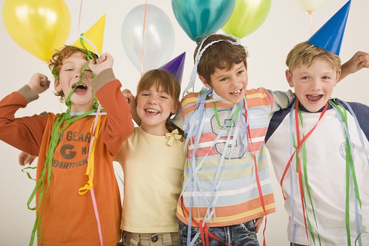 Organiza una fiesta de cumpleaños con temática del Sombrerero Loco.