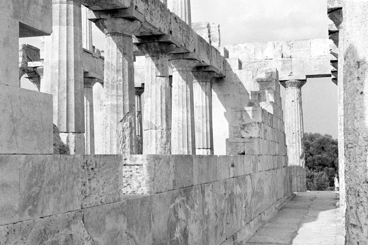 Ambos tipos de arquitectura, la griega y la romana, compartieron algunas similitudes, como el uso de columnas.