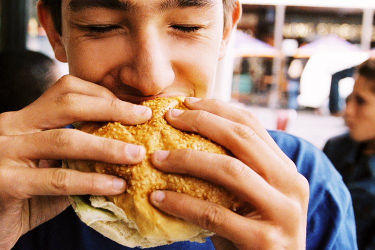 La etiqueta es importante para adolescentes que quieren comer afuera con amigos o citas.