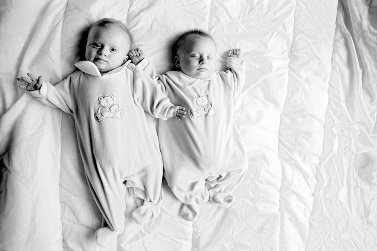 Los padres de gemelos enfrentan un verdadero reto para hacerlos dormir.