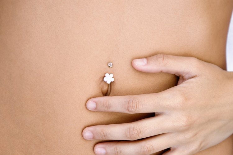 El ombligo es un sitio popular para colocarse un piercing.