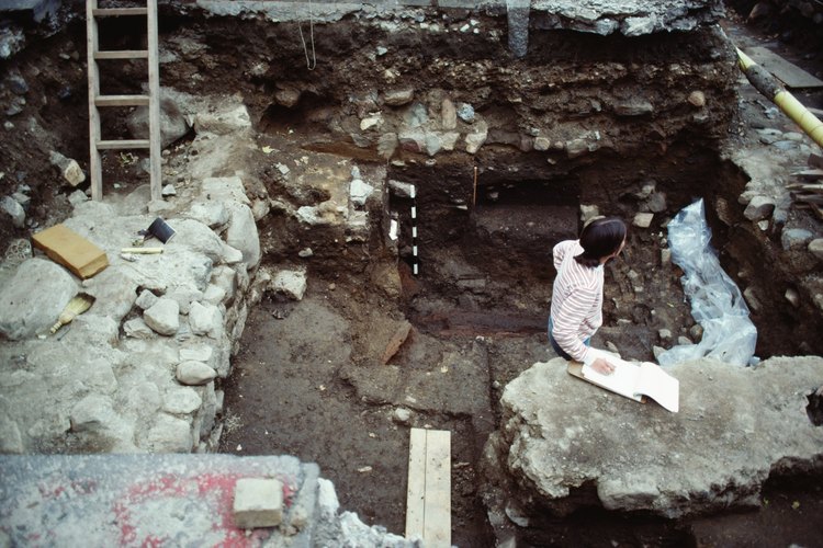 Las excavaciones arqueológicas permiten a los arqueólogos descubrir y reunir pruebas materiales de la vida humana y la cultura para su posterior análisis.