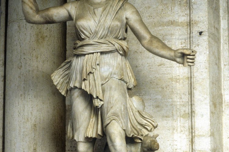 Artemisa está estrechamente vinculada con las otras diosas lunares, Selene y Hécate.