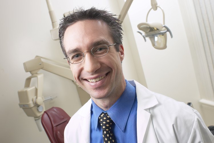 Los ortodoncistas son dentistas que enderezan los dientes usando aparatos u otros dispositivos.