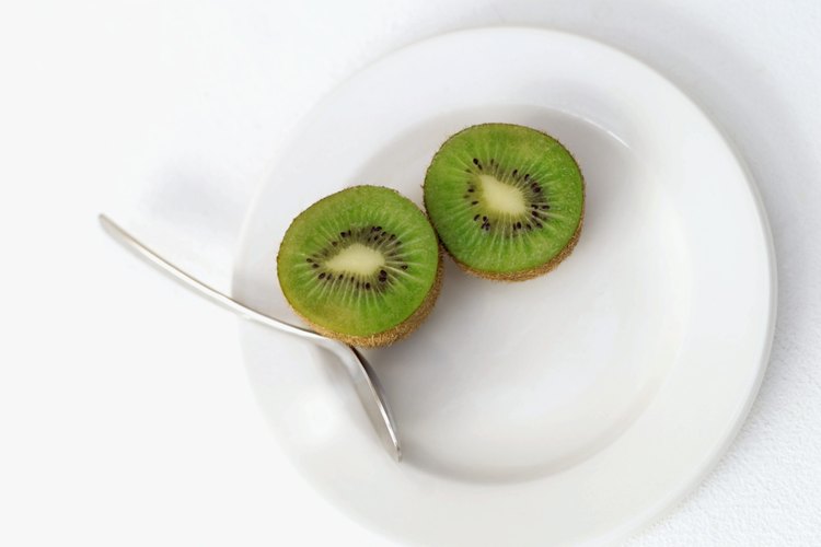 Rebanadas de fruta de kiwi en un plato.