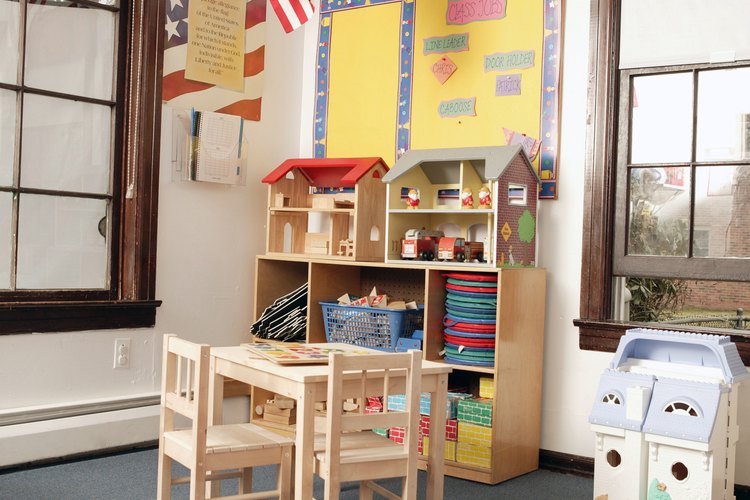 Los juegos mantienen a los niños en movimiento en su nuevo salón de clases.