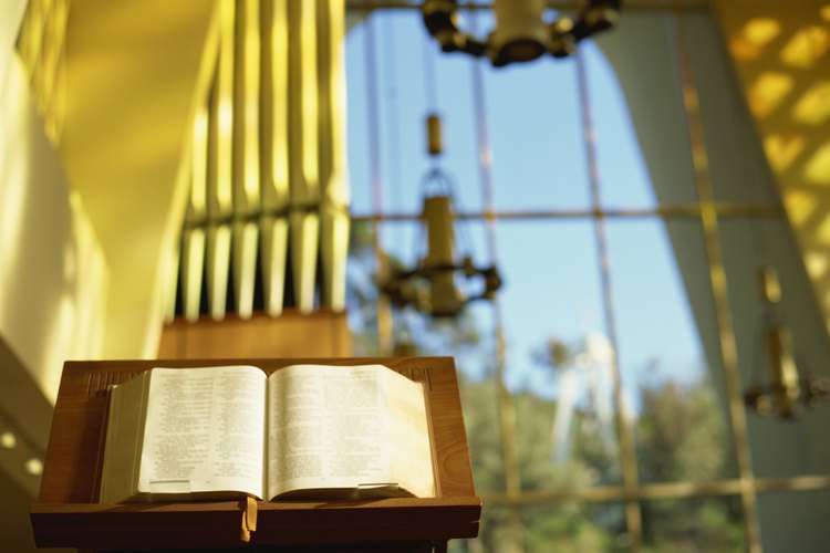 El estrado de la Biblia, o atril, sostiene la Biblia para los sermones y lecciones.
