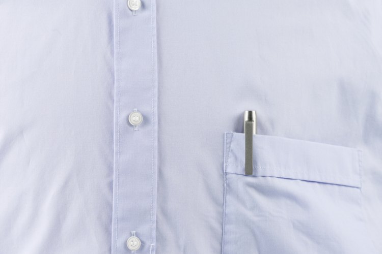 Un primer plano de un botón de una camisa hecha con tela oxford.