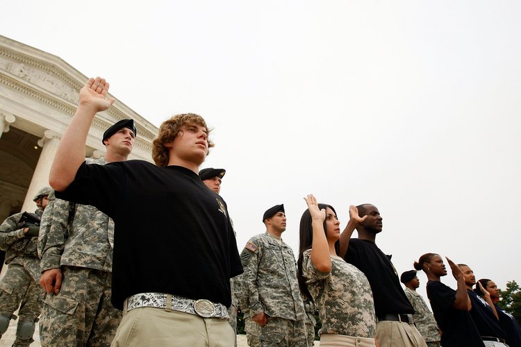 Los enlistados en el ejército recitan el juramento de enlistamiento en frente del monumento a Jefferson.