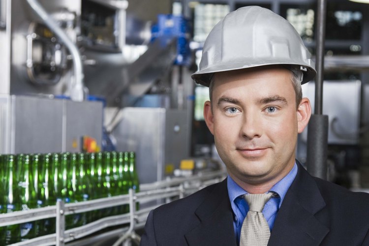 Los mecánicos industriales ensamblan y desarman la maquinaria según las instrucciones escritas de los ingenieros.