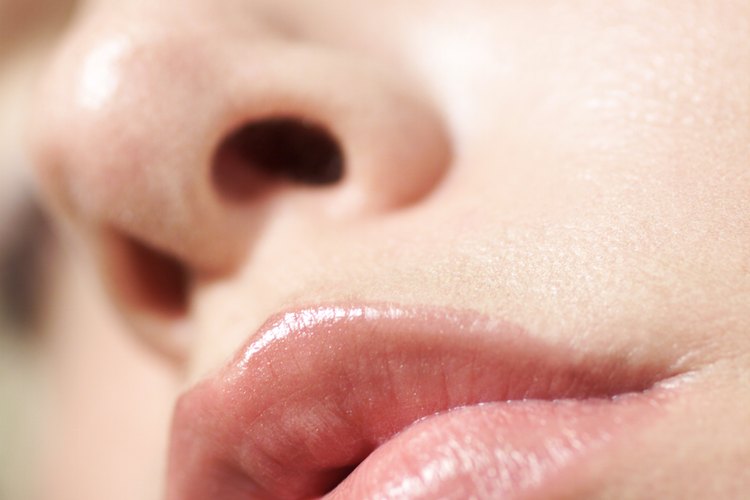 Puedes trabajar para promover el grosor del tejido de tus labios.