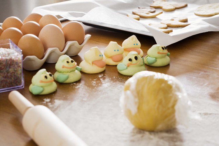 La masa de galletas pegajosa puede ser refrigerada para hacerla más firme.