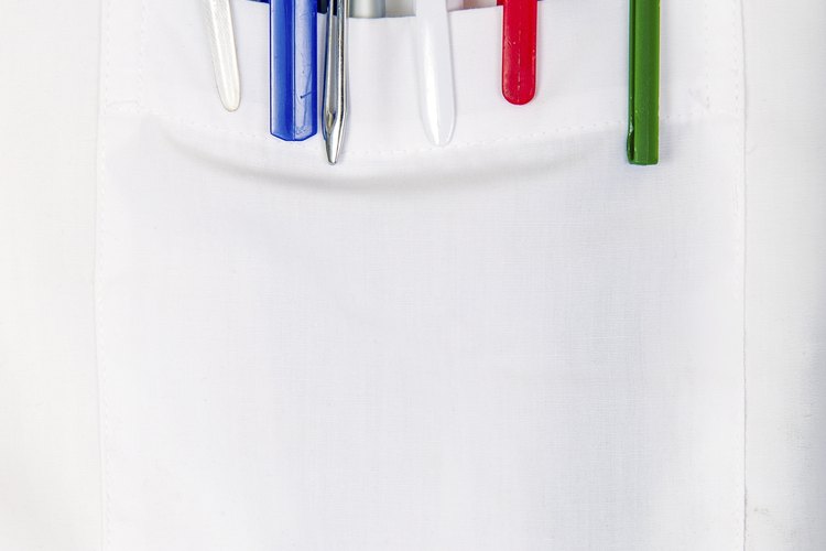 Los bolígrafos o marcadores para tela están hechos para escribir en las camisas.