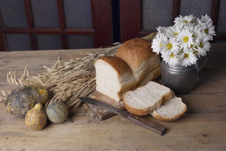 Una rodaja de pan casero recién hecho es una delicia para algunos.