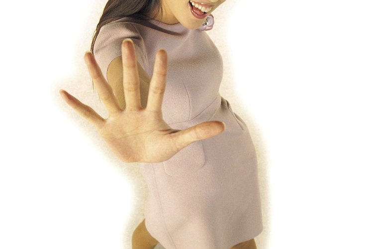Levanta la cuerda de la mano derecha con el dedo anular izquierdo.
