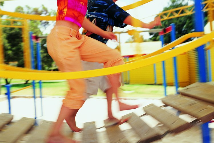 Al enseñar a tu hijo a manejar el comportamiento de los niños acosadores, contribuyes a que el patio de juegos sea más divertido.