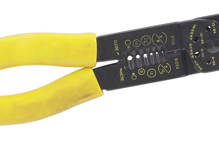 Una herramienta para pelar cables y engarzar conexiones aisladas.