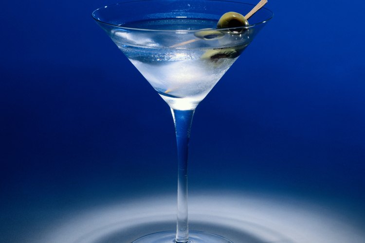 Martini clásico con aceitunas.