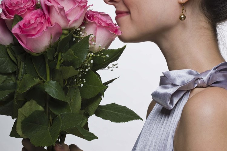 Los centros de mesa florales varían en precio según el tipo de flor que uses.