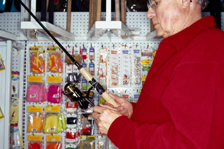 Ve a tu tienda local de cebo y aparejos, o incluso a un minorista y busca el equipo de pesca de agua salada.