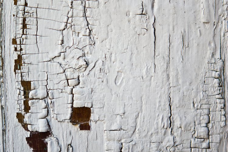 Quita la pintura vieja de un mueble y vuelve a darle un acabado a la pieza para hacerla lucir como nueva.