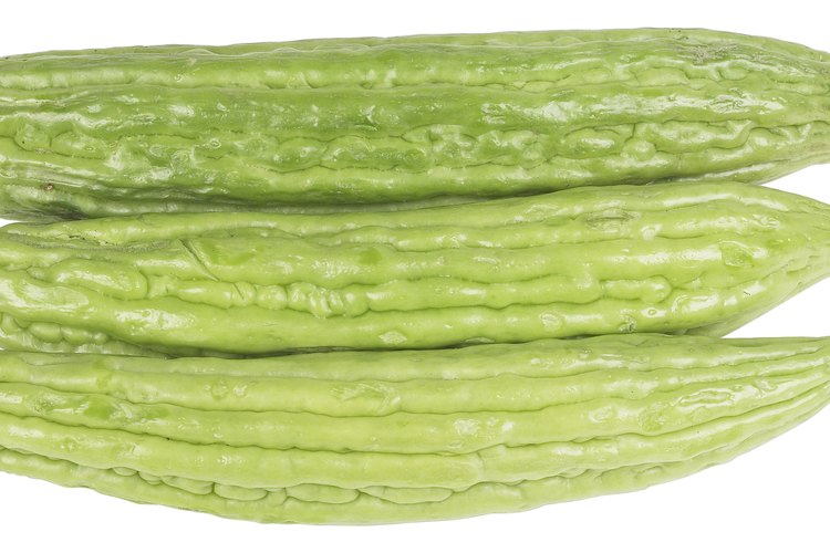 Los pepinos armenios son largos y estriados.