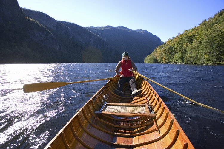 Las canoas llevan a los campistas a los más remotos parajes en las Adirondack.