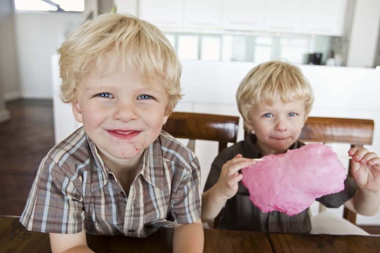 Aprende a fabricar delicioso algodón de azúcar para que tus hijos disfruten.