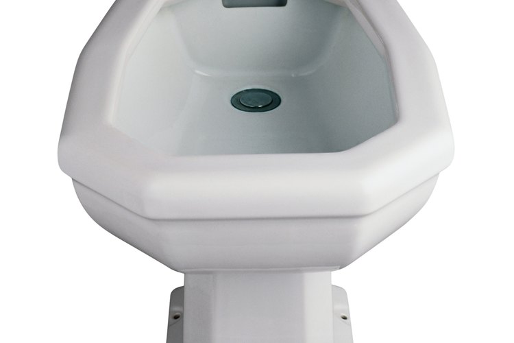 Un bidet, sin embargo, lava efectivamente las heces y la orina dirigiendo una corriente de agua a presión en el área perineal del usuario.