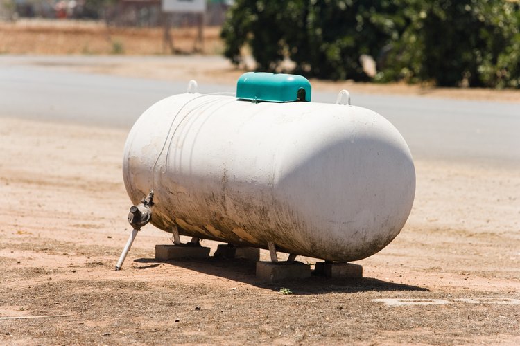 El propano se almacena en forma líquida en grandes tanques.