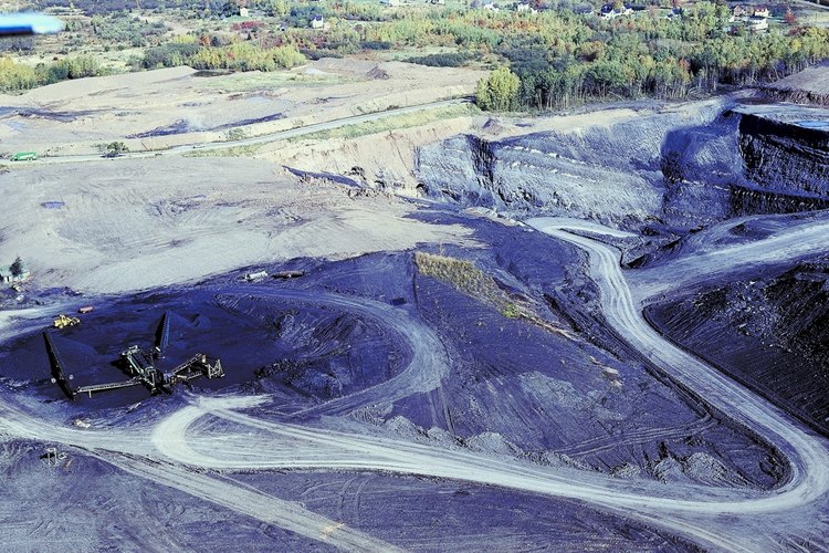 Hay varios tipos de métodos de minería a cielo abierto para la extracción de arena, grava y minerales de la tierra, incluyendo la extracción por banda, a cielo abierto, y la extracción de la cima de la montaña.