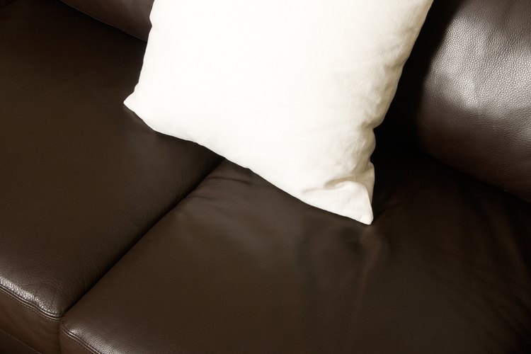 Siempre debes cubrir los muebles para evitar derrames cuando pintas.