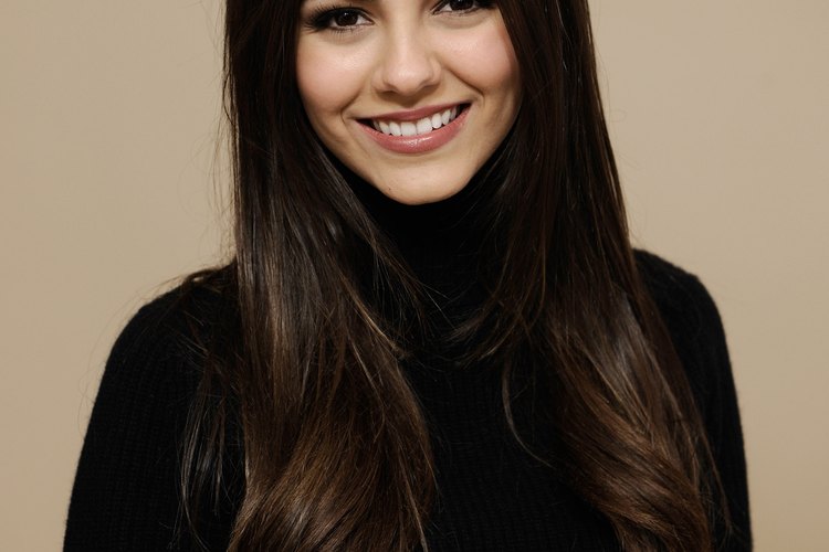 Victoria Justice luce un color ceniza.