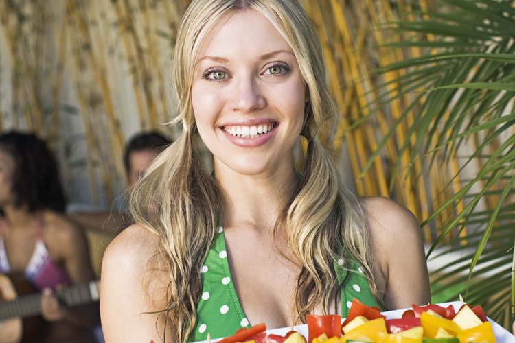 La fruta fresca cortada es un refrigerio saludable.