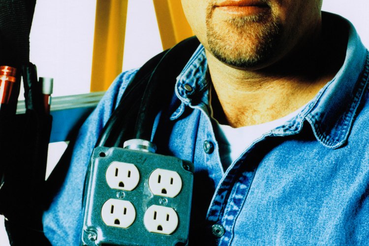 Los electricistas instalan los componentes eléctricos necesarios para llevar la electricidad a los hogares, empresas y fábricas.