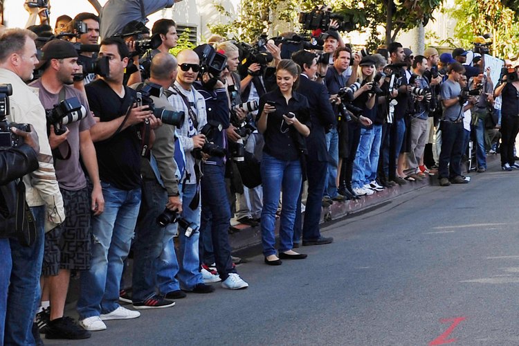 Los paparazzi esperan la llegada de una celebridad.