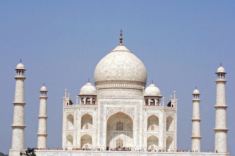 Bella imagen de la perfecta simetría del Taj Mahal.