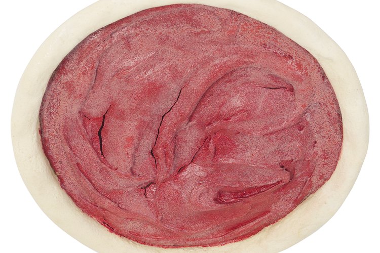La salsa de tomate almacenada en un recipiente Tupperware deja tras de sí un anillo indicador.