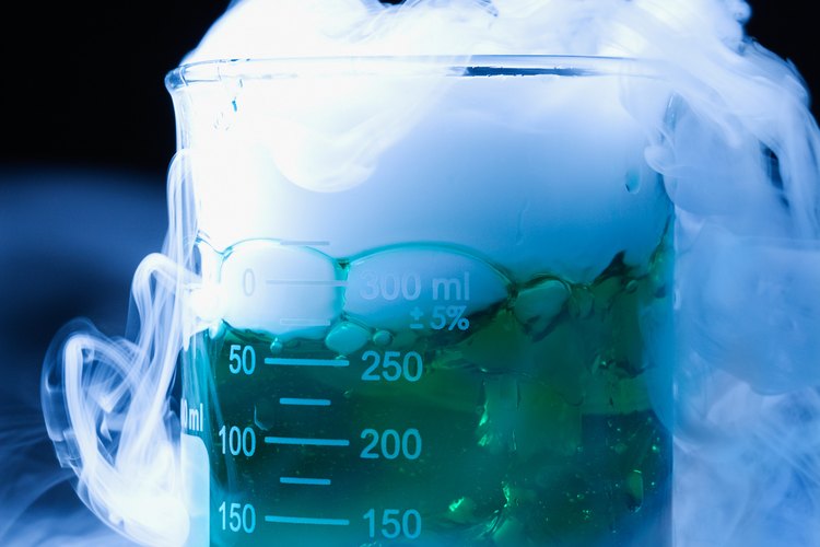 Usa hielo seco para crear efectos especiales de un científico loco.