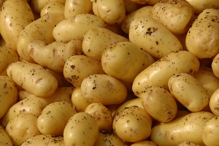 Las papas son un complemento simple y delicioso para el pollo.