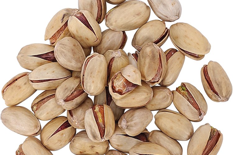 Rocía unos pistachos triturados encima del pudín para decorarlo.